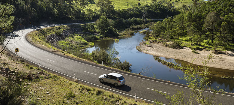 Driving along the Tambo River, Great Alpine Road(Credit: Visit Victoria)